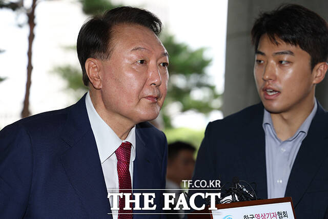 윤석열 전 대통령이 5일 오전 서울 서초구 서울고검 청사에 마련된 내란 특검 사무실에 피의자 신분으로 출석하고 있다./배정한 기자