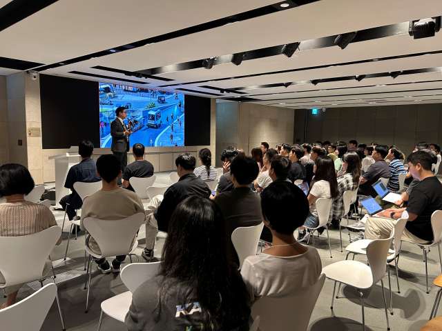 한국앤컴퍼니그룹이 진행한 모빌리티 인스퍼레이션 데이 첫 특강에서 장진택 미디어오토 대표가 전기차·자율주행 시대에 필요한 준비를 발표하고 있다. /한국앤컴퍼니그룹