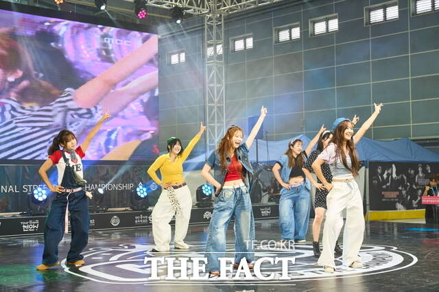 천안흥타령춤축제 흥타령부 본선 무대, 출연자들이 관객의 환호 속에 흥겨운 춤을 추고 있다. /정효기 기자