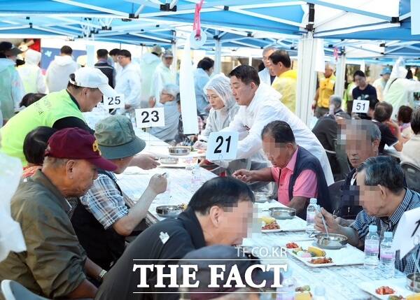 대전 서구 자원봉사센터는 25일 둔산3동 보라아파트에서 관내 어르신 400여 분께 대접하고 안부를 묻는 ‘IBK기업은행과 함께하는 참 좋은 사랑의 밥차’ 봉사활동을 펼쳤다. /대전 서구