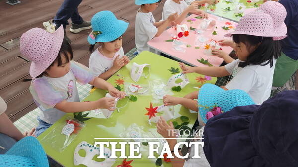 계룡시 옥상 텃밭정원 프로그램 중 자연물 가면 만들기 체험 모습. /계룡시
