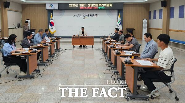 노기수 대덕구 부구청장과 근로자, 사용자 위원 등 산업안전보건위원들이 26일 대회의실에서 2025년 제3분기 산업안전보건위원회 회의를 진행하고 있다. /대덕구