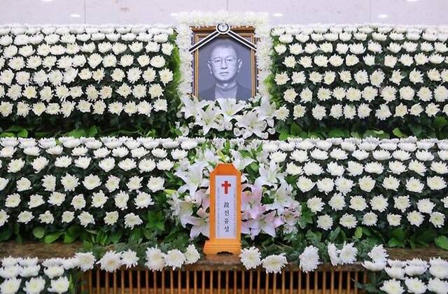 개그계의 대부 전유성이 25일 밤 향년 76세 나이로 세상을 떠났습니다. 26일 이른 아침 서울아산병원에 빈소가 차려졌고, 조문 첫날 오전부터 오후 늦게까지 추모발길이 이어졌다. /사진공동취재단