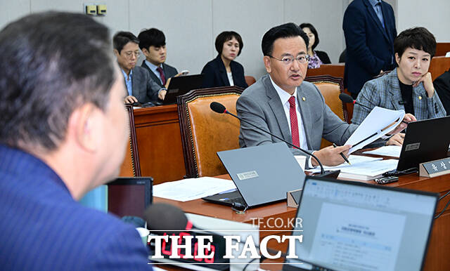 국회 기록물 관련 업무를 전담할 국회기록원 설립 근거를 담은 국회기록원법이 졸속 논란에 휩싸였다. 사진은 유상범 국민의힘 의원이 24일 서울 여의도 국회에서 열린 운영위원회 전체회의에서 발언하고 있는 모습. /국회=남윤호 기자