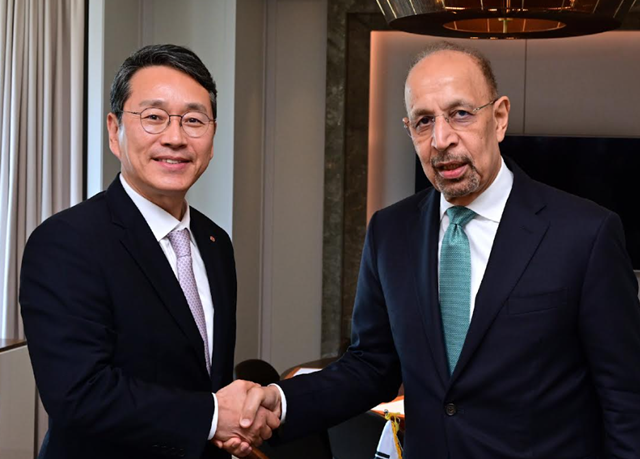 조주완 LG전자 CEO가 26일 서울 중구 롯데호텔에서 사우디아라비아 칼리드 알팔리 투자부 장관과 만나 악수하고 있다. /LG전자