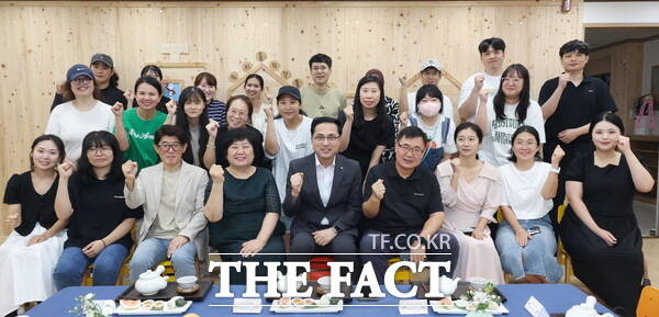 박희조 동구청장이 무지개어린이집에서 목조화 사업 준공식에 참여하고 있다. /대전 동구