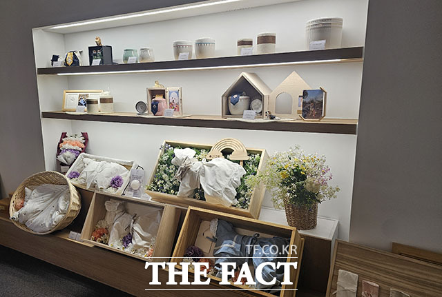 천안에 있는 반려동물 장묘업체 21그램에 진열된 장례용품./천안=박은평 기자