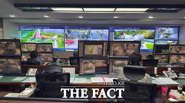 전북 전주시 CC(폐쇄회로)TV 통합관제센터 내부. /전주시