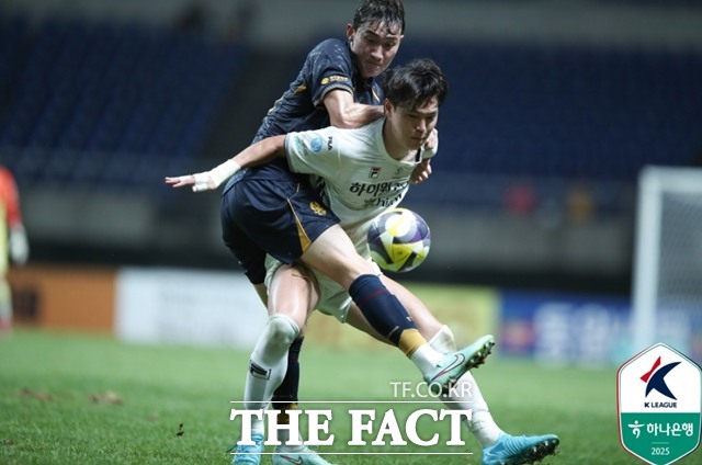 6위 광주와 7위 강원이 다득점 차에서 K리그1 그룹A,B를 가르는 6위 경쟁을 펼치고 있다./K리그
