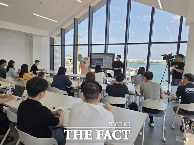 지난 4일 제주도 서귀포 새회 질그랭이 워케이션 센터에서 양군모 PD가 농림축산식품부 기자단을 대상으로 마을과 센터에 대해 설명하고 있다../공동취재단