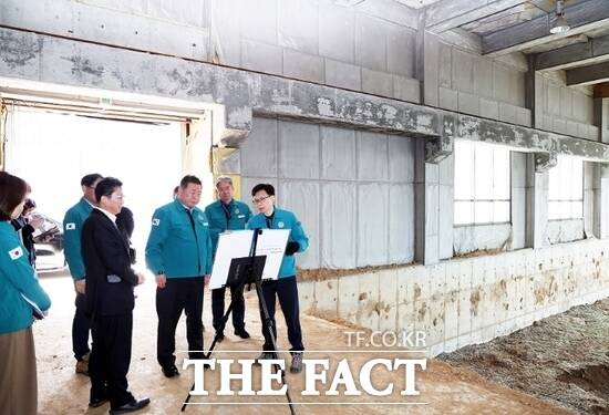 파주시가 오는 10월 1일 운정신도시 산내·한울마을 내 유수지에 위치한 기존 오수중계펌프장 건물을 산내 다목적실내체육관과 한울 실내탁구장으로 새단장하는 공사에 착수할 예정인 가운데 김경일 경기 파주시장(오른쪽 3번째)을 비롯한 관계자들이 현장 점검을 진행하고 있다./파주시