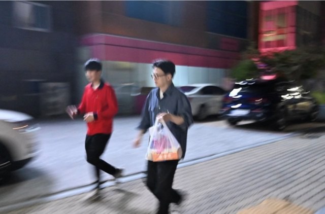 한동훈 국민의힘 전 대표가 전국 민심 투어에 나섰다. 사진은 한 전 대표가 지난 23일 경남 진주에서 치킨을 배달하고 있는 모습. /한 전 대표 SNS 갈무리