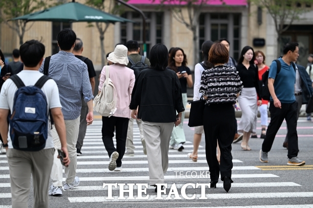 지난 9일 오전 서울 종로구 광화문네거리를 지나는 시민이 출근길 발걸음을 옮기고 있다. /서예원 기자