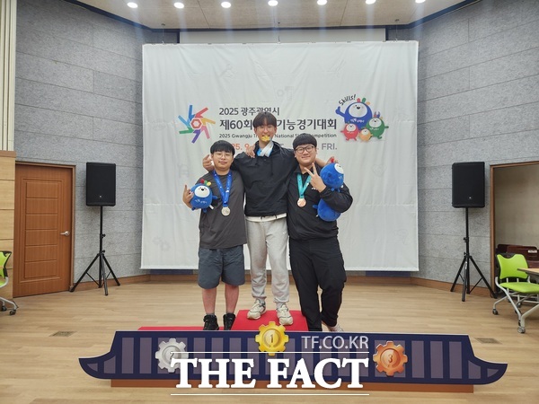 제60회 전국기능경기대회 공업전자기기 직종에서 금메달을 수상한 동아마이스터고등학교 3학년 박정찬 선수, 은메달을 수상한 동아마이스터고등학교 3학년 정운태 선수가 시상식에서 기념 촬영을 하고 있다. /대전시