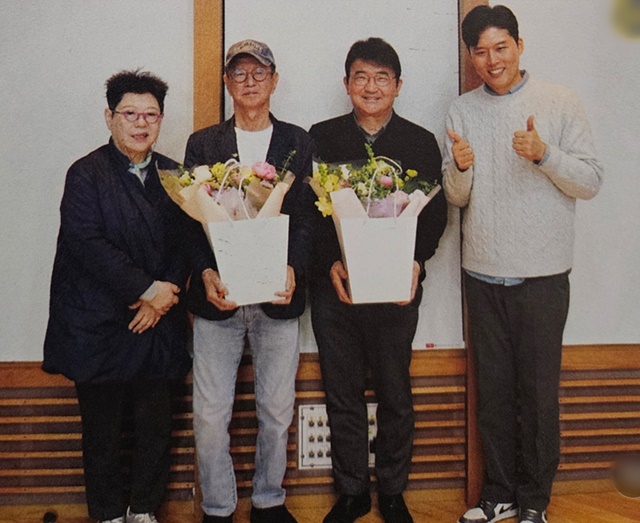 올 4월15일 여성시대 50주년 방송 당시 김승현 양희은 등과 함께 기념사진. 이 사진은 여성시대 책자에 실렸다. 김승현은 이 때만해도 건강이 좋아지신 같았다며 아쉬움을 표했다. /김승현 SNS