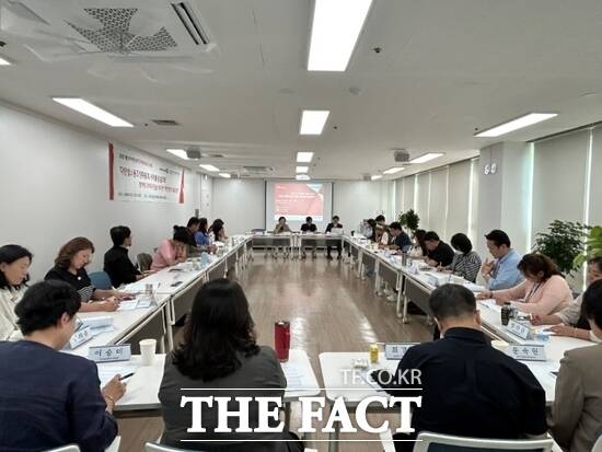 지난 25일 경기도이민사회통합지원센터에서 열린 ‘제3차 이민사회 정책네트워크 포럼’에 참석한 시·군별 이주민 지원센터, 글로벌 청소년센터 등 관계자들이 ‘정책에 배제되는 이주민, 어떻게 해야 할까’를 주제로 의견을 공유하고 있다./경기도