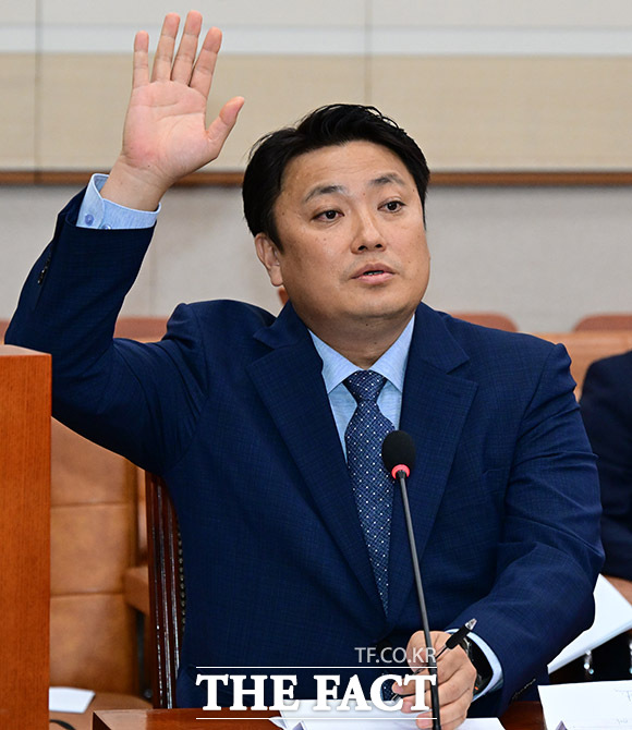 멋진 해병 카톡방 참가자인 최택용 씨가 2024년 10월 14일 오후 서울 여의도 국회 법제사법위원회에서 열린 고위공직자범죄수사처에 대한 국정감사에 출석해 손을 들고있다. /국회=남윤호 기자