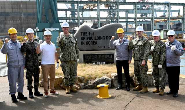 지난 4월 닐 코프로스키 주한미해군사령관이 부산 HJ중공업 영도조선소를 찾아 유상철 대표이사와 MRO(유지·보수·정비) 사업 등과 관련한 상호 협력 방안을 논의했다. /HJ중공업