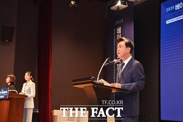 김태흠 충남도지사가 2025 베이밸리 국제 심포지엄 개회사를 통해 3년 성과를 설명하고 있다. /충남도