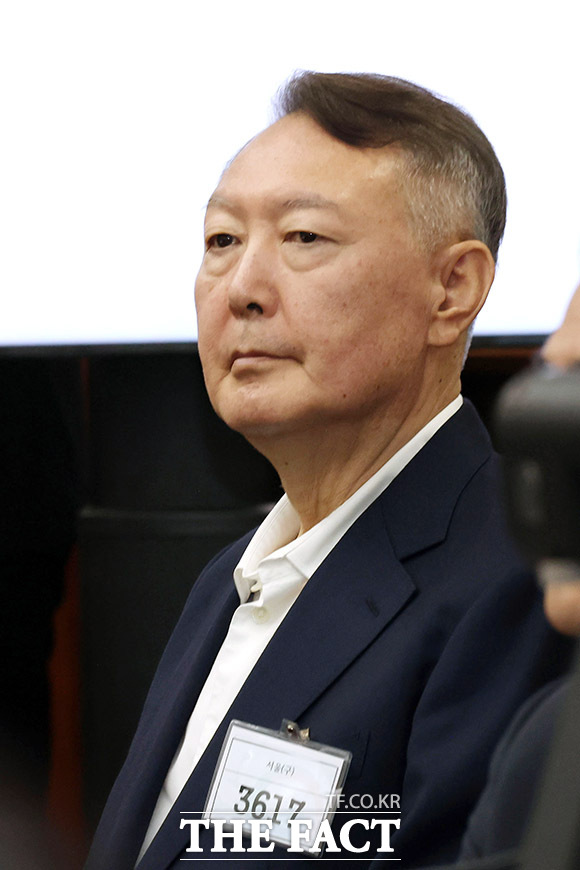 머리 하얗게 센 윤석열 85일 만에 재판 출석