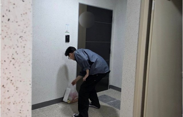 한 전 대표는 내란 특검이 법원에 청구한 공판 전 증인신문에 불출석했다. 사진은 한 전 대표가 지난 23일 경남 진주에서 치킨을 배달하고 있는 모습. /한 전 대표 SNS 갈무리