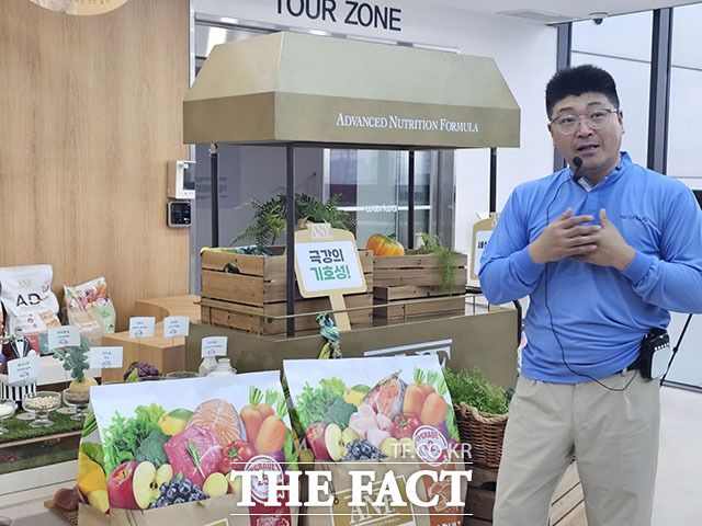 25일 충북 음성 우리와 사료공장에서 윤관식 생산팀장이 사료에 대해 설명하고 있다./음성=박은평 기자