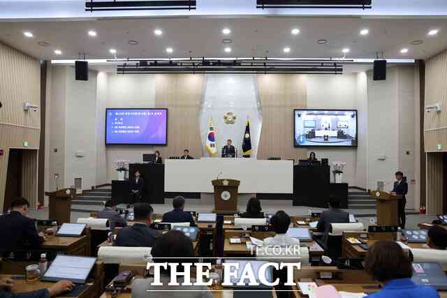 당진시의회는 25일 제123회 임시회를 열고 의정활동에 들어갔다. /당진시의회