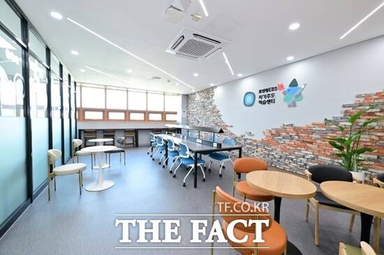 25일 전국 최초로 경기 포천시 포천면암중앙도서관에 문을 연 자기주도학습센터의 모습./포천시