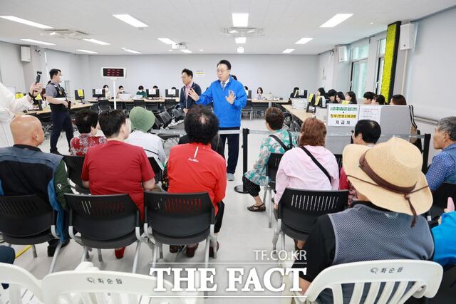 구복규 화순군수가 23일 화순읍 행정복지센터를 찾아 직원을 독려하고 주민들에게 사업 취지를 설명하고 있다./화순군