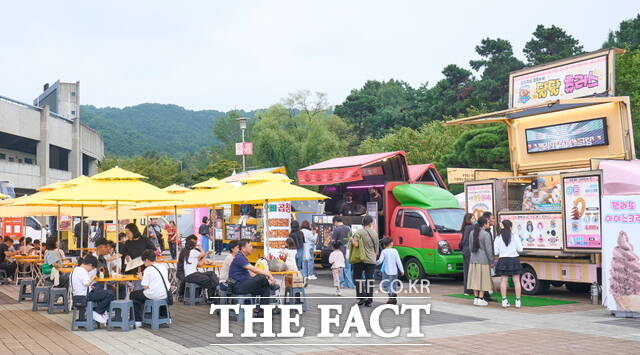 천안흥타령춤축제 푸드트럭 앞에 줄이 길게 늘어서고, 푸드존에서는 관람객들이 먹거리를 나누며 축제 분위기를 만끽하고 있다. /정효기 기자