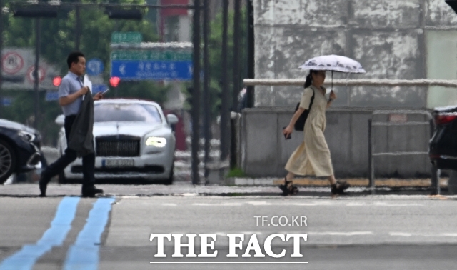 서울 전역에 폭염경보가 발효된 지난 7월 24일 오후 서울 송파구 송파대로 일대 도로에 아지랑이가 피어오르고 있다. /박헌우 기자