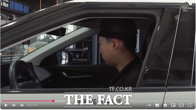 전문가의 영역으로만 여겨졌던 자동차 정비가 유튜브를 통해 확산되면서, 이제는 간단한 경정비부터 전문적인 수리까지 영상으로 배우고 따라하는 문화가 자리 잡고 있다. 약 38만4000명의 구독자를 보유한 자동차의모든것 채널에서 자동차를 점검하고 있다. /자동차의모든것 유튜브 캡처