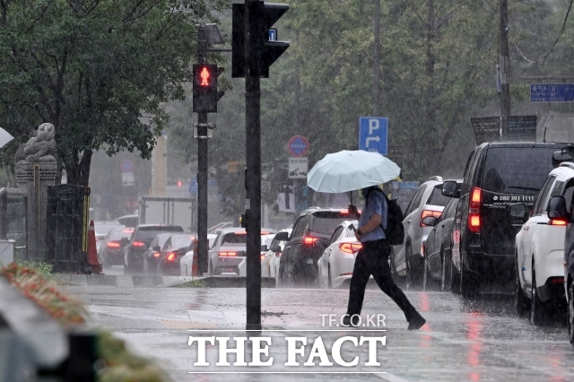 토요일인 27일 새벽부터 남부지방을 중심으로 가끔 비가 내리겠다. 중부 내륙에는 오전 사이 짙은 안개가 껴 교통안전에 주의가 요구된다. /더팩트DB