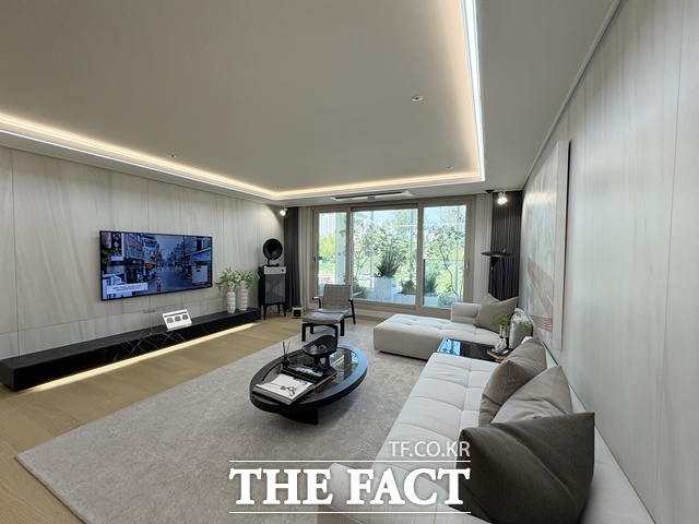 견본주택을 방문한 70대 여성은 전반적으로 구조가 넓어 보인다고 평가했다. /공미나 기자