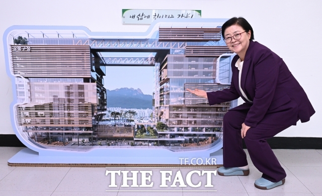 이순희 강북구청장이 22일 서울 강북구 수유동 강북구청 집무실에서 <더팩트>와 인터뷰하며 2028년 완공 예정인 신청사를 소개하고 있다./이새롬 기자