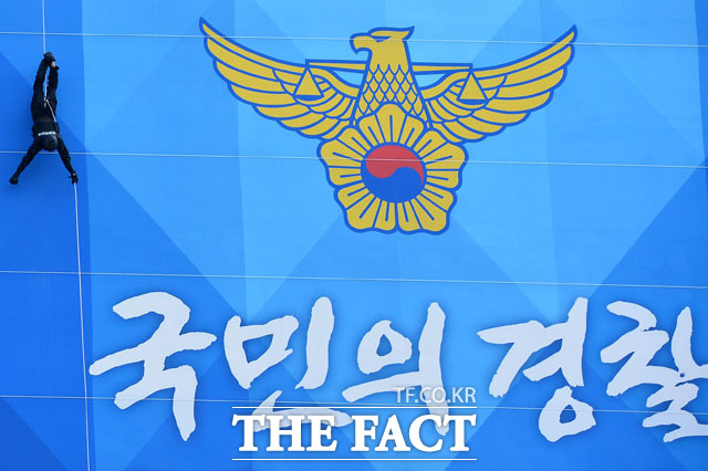 서울동부지법 형사5단독 양진호 판사는 형사사법절차 전자화촉진법 위반 혐의로 기소된 경찰관 신모 씨에게 징역 8개월에 집행유예 2년을 선고했다. /남윤호 기자