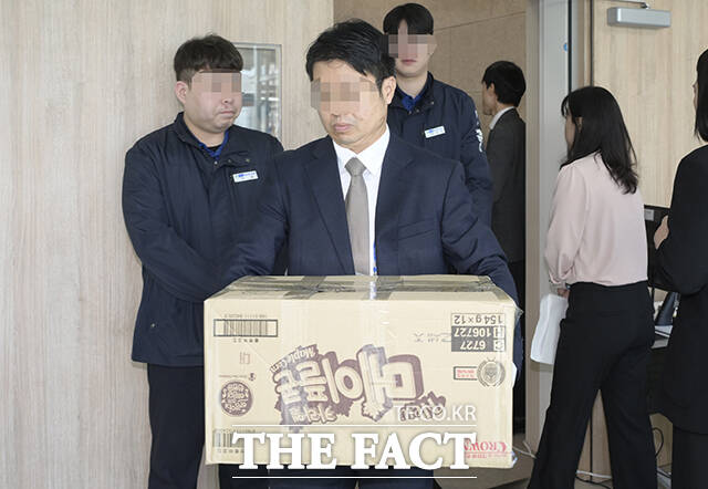 콜마비앤에이치 임시주주총회가 26일 오전 세종시 세종테크노파크에서 진행된 가운데 관계자들이 표결 용지가 담긴 과자 상자를 들고 나서고 있다. /세종=장윤석 기자