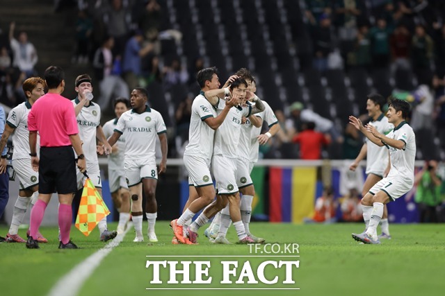 플레이오프 진출의 강력한 의지를 보이고 있는 김포 선수들의 세리머니./K리그