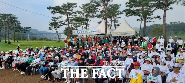 26일 공주시 곰나루파크골프장에서 열린 대전·충남 행정통합 기원 파크골프대회 개회식에 많은 선수들이 참석했다. /충남도