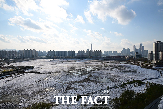 서울시는 오는 9월 30일부터 10월 2일까지 코엑스에서 열리는 SLW 2025 행사에서 용산 스마트도시관 쇼룸을 통해 시민에게 비전과 핵심 서비스를 공개한다. 용산국제업무지구 부지 모습. /더팩트 DB