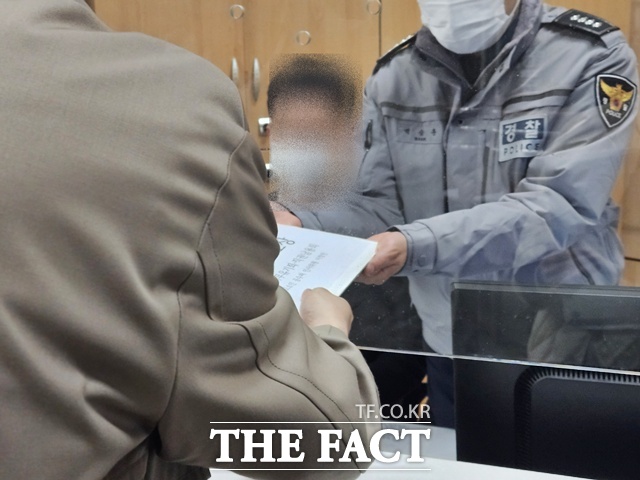 28일 경찰청에 따르면 지난해 경찰에 접수된 사건은 총 308만2457건으로 검·경 수사권 조정으로 검찰의 수사지휘권이 폐지된 지난 2021년 220만7179건보다 39.6% 증가했다. 올해의 경우 지난 8월까지 접수된 사건만 214만3243건에 달한다. 이에 반해 수사부서에서 일할 자격을 갖춘 수사경과자는 지난해 3만6460명으로 2021년 3만3615명 대비 8.4% 늘어나는 데 그쳤다. 사건은 급증했지만 인력은 사실상 제자리걸음인 셈이다. /더팩트DB