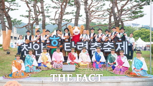 천안흥타령춤축제 외국인 참가자들이 밝은 표정으로 기념 촬영을 하고 있다. /정효기 기자