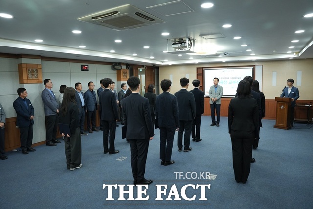 나주시가 제3회 지방공무원 임용시험 최종합격자 11명에게 임용장을 수여하고 있다./나주시