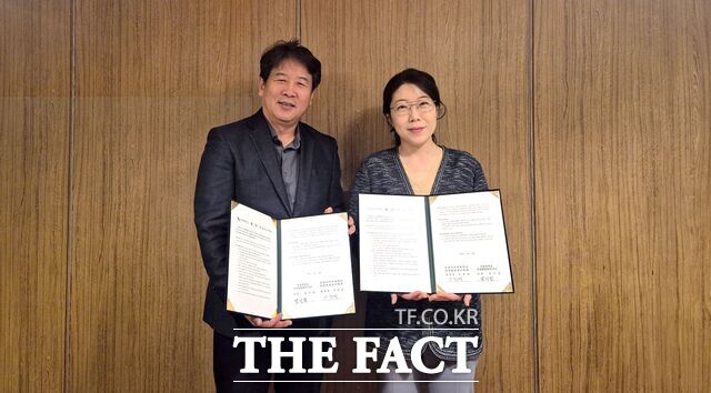 23일 남기범 성결대 다문화평화연구소장과 박미정 건양사이버대 다문화한국어학과 교수가 업무협약(MOU)을 체결하고 있다. /건양사이버대