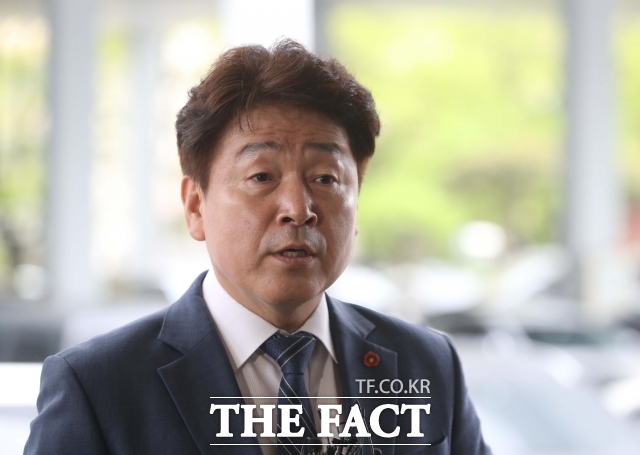 알선수재, 정치자금법 위반 혐의를 받는 기동민 더불어민주당 의원이 18일 오전 서울 양천구 서울남부지방법원에서 열린 첫 공판에 출석하고 있다. /박헌우 기자