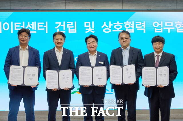 ‘아산 AI데이터센터 구축을 위한 업무협약(MOU)’ 참석자들이 기념촬영하고 있다. /아산시