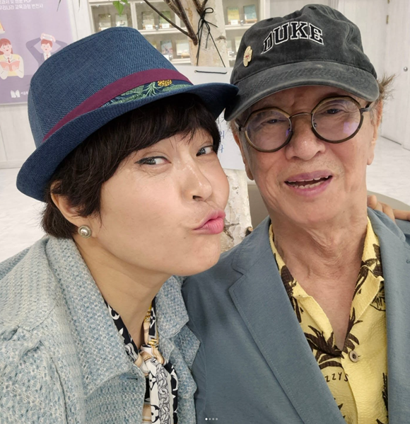 개그우먼 조혜련은 자신의 소셜 미디어에 故 전유성과 생전 촬영한 사진과 글을 업로드하고 그를 추모했다./조혜련 인스타그램