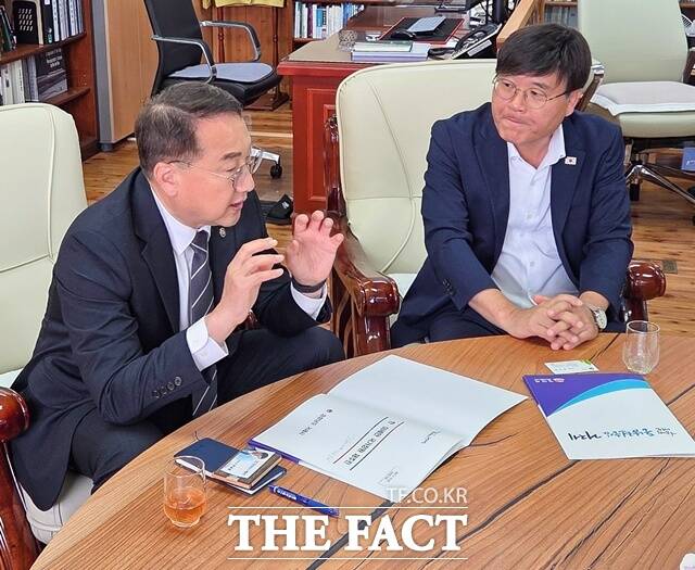 변광용(오른쪽) 거제시장이 김인호 산림청장을 만나 한·아세안 국가정원 조성사업 재추진 협력을 요청하고 있다./거제시했다.