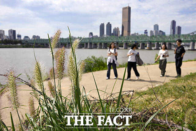 26일 기상청에 따르면 내달 3일 한반도는 고기압의 가장자리에 들어 전국에 구름이 많거나 대체로 흐릴 것으로 관측된다. 오전에는 기압골의 영향으로 제주를 중심으로 비가 예상된다. /장윤석 기자