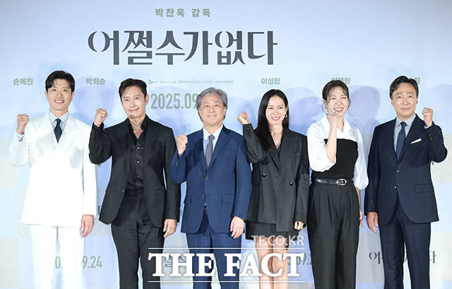 배우 박희순과 이병헌, 박찬욱 감독, 배우 손예진, 염혜란, 이성민(왼쪽부터)이 뭉친 어쩔수가없다가 이틀 연속 박스오피스 1위를 차지했다. /장윤석 기자